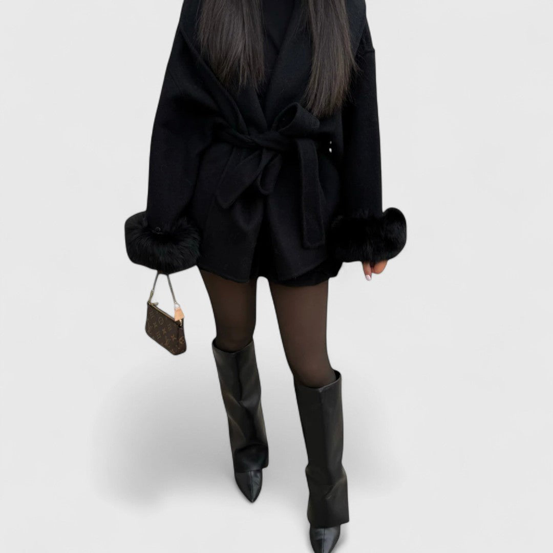 Anthi - Elegáns kabát ökológiai szőrme részletekkel